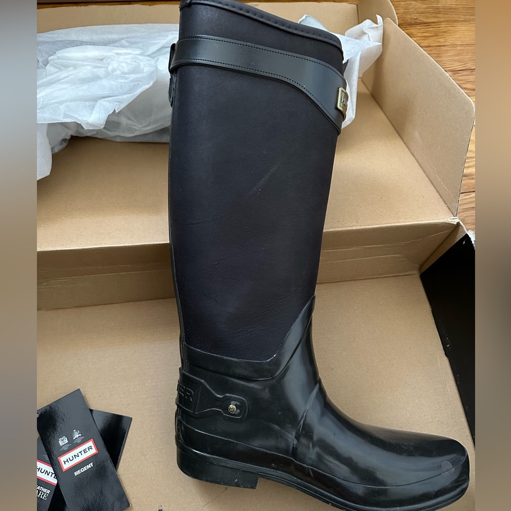 Hunter Rain Boots: Dark brown, super comfortable. Worn a few times. Size 9 US